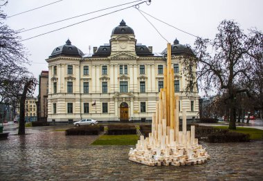 Riga, Letonya - 1 Ocak 2018: Yaratıcı Noel ağacı Riga eski kasaba ahşap çubuğundan