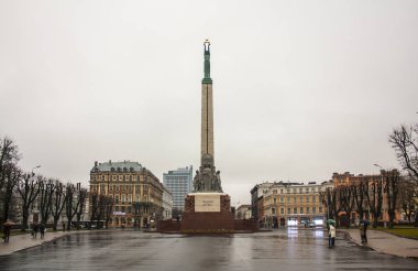 Riga, Letonya - 1 Ocak 2018: Özgürlük Anıtı Riga, Letonya