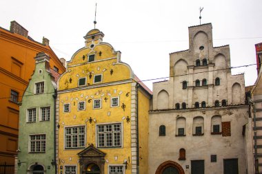 Riga - 5 Aralık 2016. Popüler Landmark üç kardeşler binalar evler bir evin kapı. Konut Konut kompleksi.