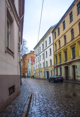 Riga, Letonya - 1 Ocak 2018: Maza Pils ve Klos caddelerinin kesiştiği eski bina