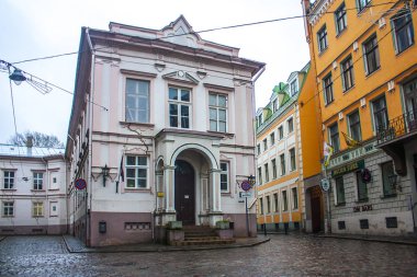 Riga, Letonya - 1 Ocak 2018: Maza Pils ve Klos caddelerinin kesiştiği eski bina