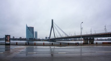 Riga, Letonya - 1 Ocak 2018: Askılı köprüden Daugava Nehri