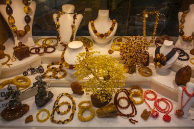 Riga, Letonya - 1 Ocak 2018: Amber takı Dükkanı penceresinde