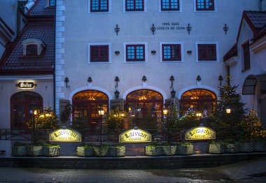 Riga, Letonya - 1 Ocak 2018: Lokanta ve Riga'nın eski şehrin tarihi binalarda