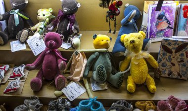 Riga, Letonya - 1 Ocak 2018: Peluş ayılar Riga Hediyelik eşya mağazasında
