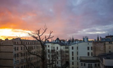  Riga eski şehirde şafakta spiers