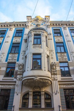 Riga, Letonya - 1 Ocak 2018: Cephe bir Art Nouveau Riga, Letonya Alberta Caddesi üzerinde Binası