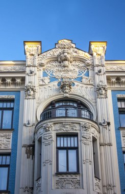 Riga, Letonya - 1 Ocak 2018: Cephe bir Art Nouveau Riga, Letonya Alberta Caddesi üzerinde Binası