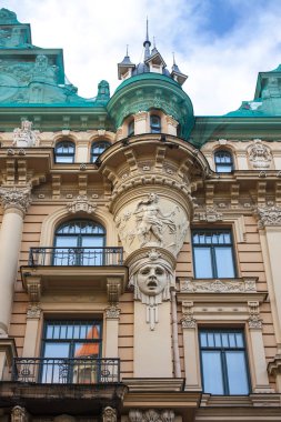 Riga, Letonya - 1 Ocak 2018: Cephe bir Art Nouveau Riga, Letonya Alberta Caddesi üzerinde Binası