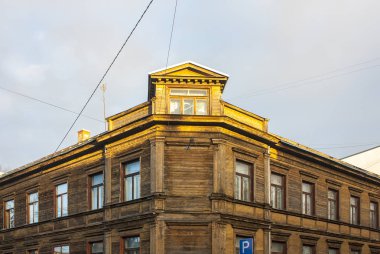 Riga, Letonya - 1 Ocak 2018: iyi korunmuş, Alberta Sokağı Riga'da yanındaki eski ahşap evler,