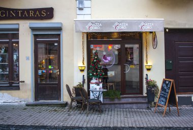 Vilnius, Litvanya - 30 Aralık 2017: Vilnius eski şehir Restoran girişinde, Noel ve Yılbaşı dekor