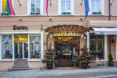 Vilnius, Litvanya - 30 Aralık 2017: Vilnius eski şehir Restoran girişinde, Noel ve Yılbaşı dekor