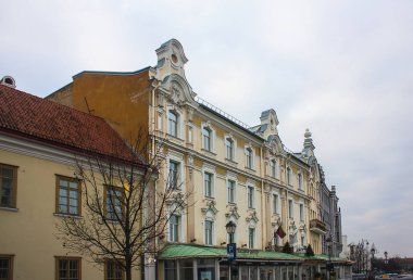 Vilnius, Litvanya - 30 Aralık 2017: Tarihi binada (Şimdi iyi bilinen bir otel) eski şehir Vilnius, Litvanya