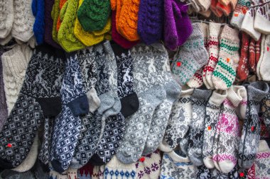 Vilnius, Litvanya - 30 Aralık 2017: Geleneksel yün eldiven ve çorap Satılık örme