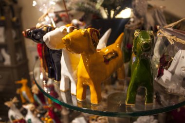 Vilnius, Litvanya - 30 Aralık 2017: Hediyelik eşya dükkanı Vilnius, seramik köpeklerde