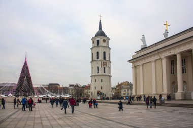 Vilnius, Litvanya - 30 Aralık 2017: Katedral Meydanı Vilnius Noel öncesi