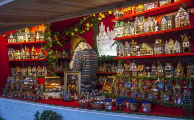 Vilnius, Litvanya - 30 Aralık 2017: Geleneksel Hediyelik eşya oyuncak küçük evler Noel pazarı