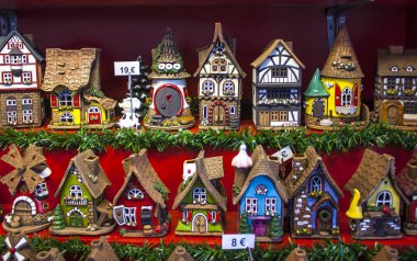 Vilnius, Litvanya - 30 Aralık 2017: Geleneksel Hediyelik eşya oyuncak küçük evler Noel pazarı