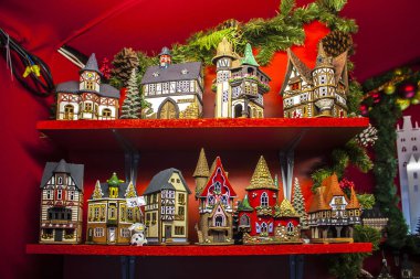 Vilnius, Litvanya - 30 Aralık 2017: Geleneksel Hediyelik eşya oyuncak küçük evler Noel pazarı