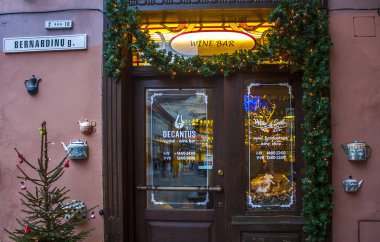 Vilnius, Litvanya - 30 Aralık 2017: Vilnius eski şehir Restoran girişinde, Noel ve Yılbaşı dekor