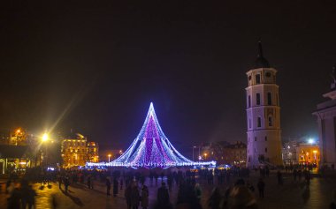 Vilnius, Litvanya - 30 Aralık 2017: yeni yıl ya da Noel ağacı Vilnius Katedrali meydanında