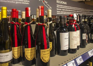 Vilnius, Litvanya - 30 Aralık 2017: Raf Mağazası şarap şişeleri ile