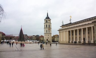 Vilnius, Litvanya - 30 Aralık 2017: The Cathedral ve Noel ağacı Vilnius, Litvanya