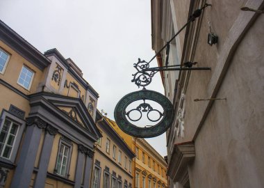 Vilnius, Litvanya - 30 Aralık 2017: Litvanya 'nın Vilnius kentindeki tarihi bina