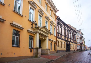 Vilnius, Litvanya - 30 Aralık 2017: Tarihsel Old Town kış adlı Vilnius sokakta