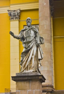 Eger, Macaristan - 29 Haziran 2018: Taş heykel eğri'St John's Bazilikası'nın önünde St Peter