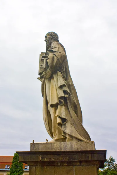 匈牙利埃格 2018年6月29日 埃格圣约翰大教堂前的圣彼得石雕像 — 图库照片
