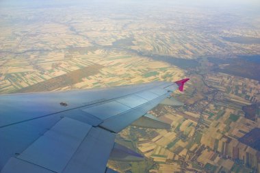 İtalya, Milano - 1 Kasım 2018: Wizz Air uçak kanat gökyüzü ve alanları bir sinek sırasında önünde