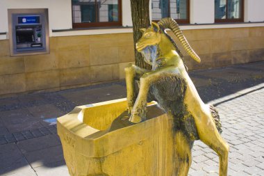 Lublin, Polonya - 15 Ekim 2018: Çeşme Lublin Krakow banliyösünde bir keçi ile