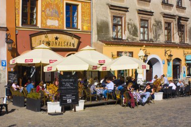 Lublin, Polonya - 15 Ekim 2018: Pazar Meydanı, Lublin, Street Cafe
