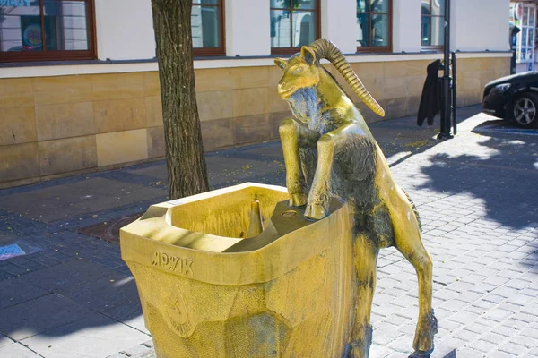 Lublin Polónia Outubro 2018 Bebendo Uma Fonte Com Uma Cabra — Fotografia de Stock