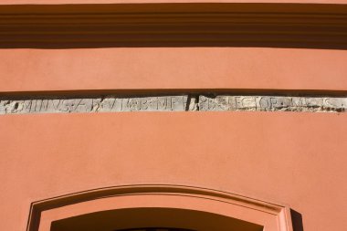 Lublin, Polonya - 15 Ekim 2018: Lublin Eski kentte binanın cephe eski parçalara ayırması