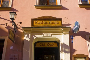 Lublin, Polonya - 15 Ekim 2018: Cephe ile Old Town, Lublin bir kafede bir yapının