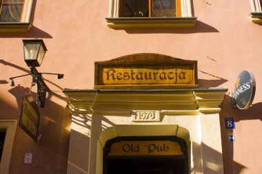 Lublin, Polonya - 15 Ekim 2018: Cephe ile Old Town, Lublin bir kafede bir yapının