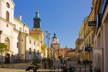 Lublin, Polonya - 15 Ekim 2018: Cracow kapısı ve ve New Town Hall, Lublin