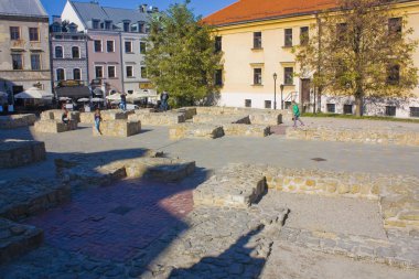 Lublin, Polonya - 15 Ekim 2018: Po Farze Meydanı, Lublin eski tapınağın yeniden oluşturulan Vakıflar ile