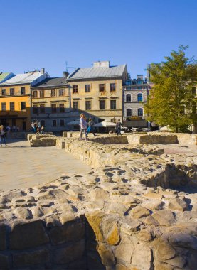 Lublin, Polonya - 15 Ekim 2018: Po Farze Meydanı, Lublin eski tapınağın yeniden oluşturulan Vakıflar ile