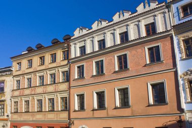 Lublin, Polonya - 15 Ekim 2018: Cephe, Lublin pazar meydanında eski binaların