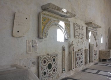 Amalfi, İtalya - 8 Mart 2018: Antik mermer zemin 