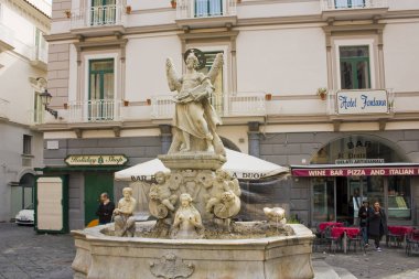 Amalfi, İtalya - 8 Mart 2018: Çeşme St. Andrew Amalfi'da ana kare heykeli ile