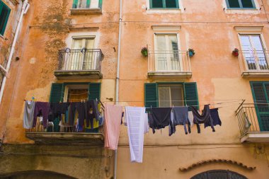 Amalfi'da dışında halata keten ile eski İtalyan ev