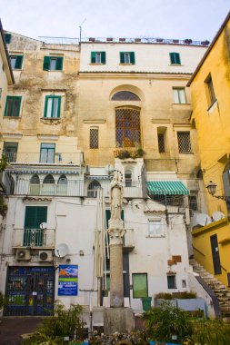 Amalfi, İtalya - 8 Mart 2018: Renkli Amalfi şehir manzarası Amalfi Coast, İtalya