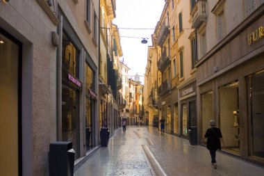 Verona, İtalya - 21 Haziran 2018: Mazzini sokak - popüler turistik alışveriş caddesi, Verona