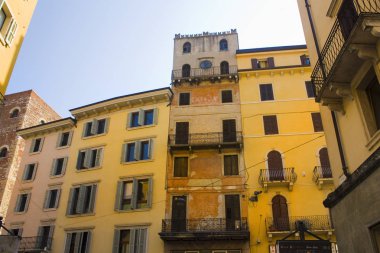 Verona, İtalya - 21 Haziran 2018: Tipik Verona mimarlık tarihi kent