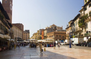Verona, İtalya - 21 Haziran 2018: Piazza delle Erbe Hediyelik eşya pazarı Verona ile