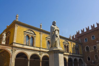 Verona, İtalya - 21 Haziran 2018: Dante Doğum Via dei sinyorlar Verona anıt